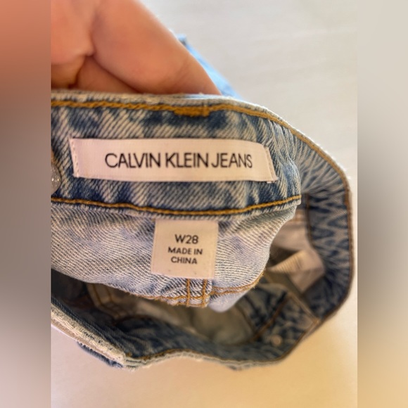 Calvin Klein skirt size 6 (waist 28) denim mini skirt with fringe edging 💙 - Picture 5 of 5